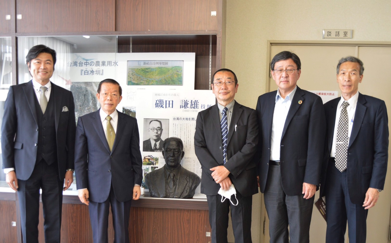 謝代表（左二）、李處長（左一）、向組長（右一）與松任谷先生（中）等人合影