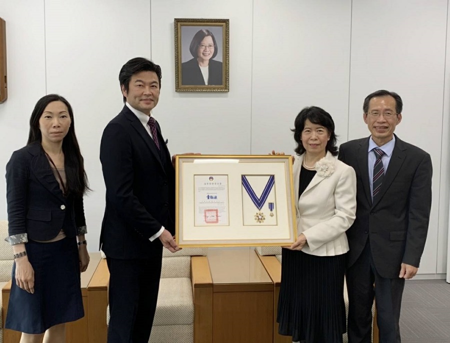 由右至左：楊敏政會長代行、石貴容會長、李世丙處長、楊慧萍秘書