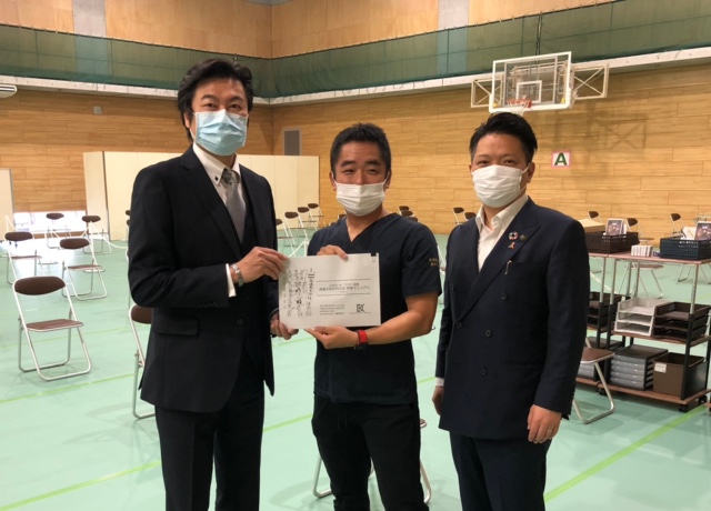 李處長（右）與永野市長（左）及黑田醫師（中）