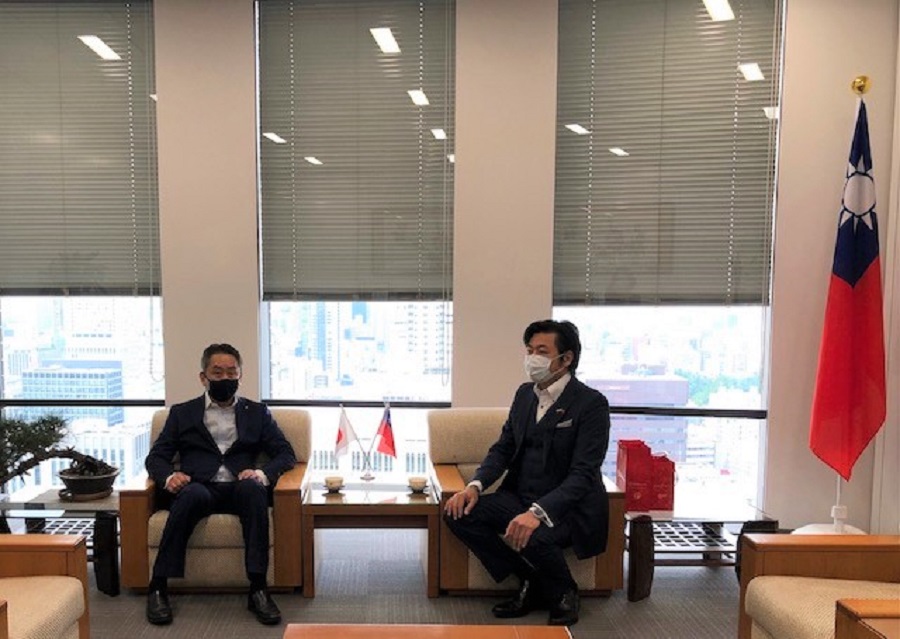 坊恭壽議長(左)、李世丙處長(右)