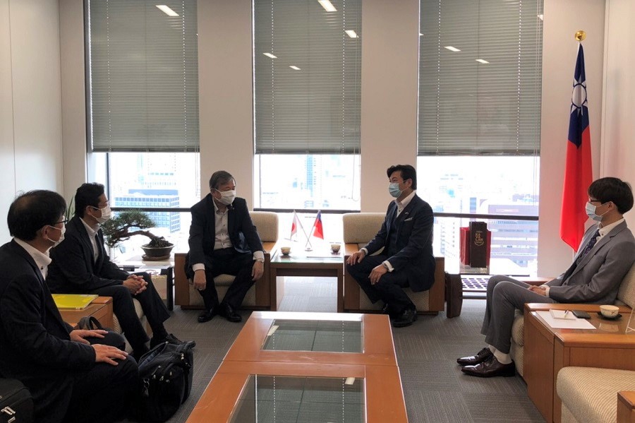 （左至右）小西課長、坪田次長、夏野市長、李處長、吳秘書