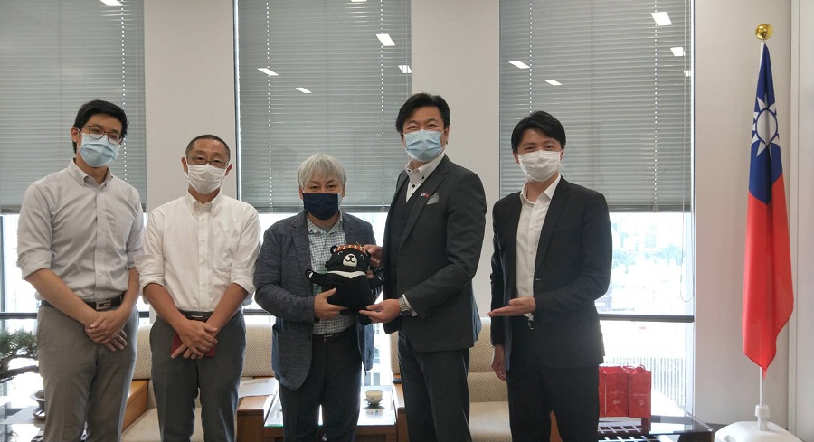 由左至右：王信智代表取締役、玉崎隆二代表取締役、加藤就一代表取締役、李世丙處長、陳冠竹所長