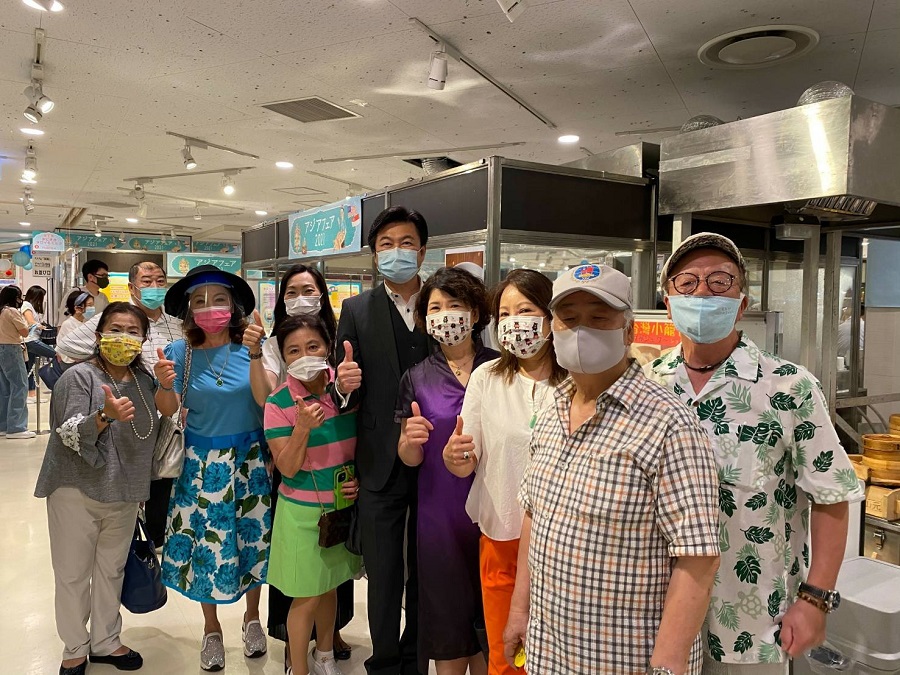 臺灣美食攤前合影由左至右：川野榮子副會長、謝美香名譽會長、楊慧萍秘書、深小青秘書長、李世丙處長、洪麗華副會長、陳鳳玉副會長、曾俊明先生、大塚賢龍先生