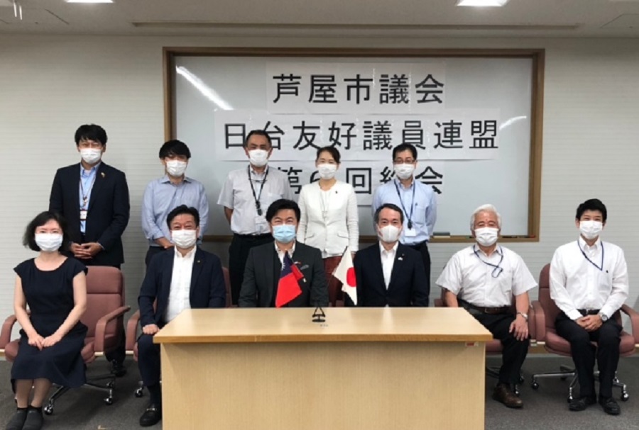 李處長（前排左三）與田原會長（前排右三）、松木議長（前排右二）、青山副議長（前排左二）、福井利道議聯幹事長（後排左一）等議員合影