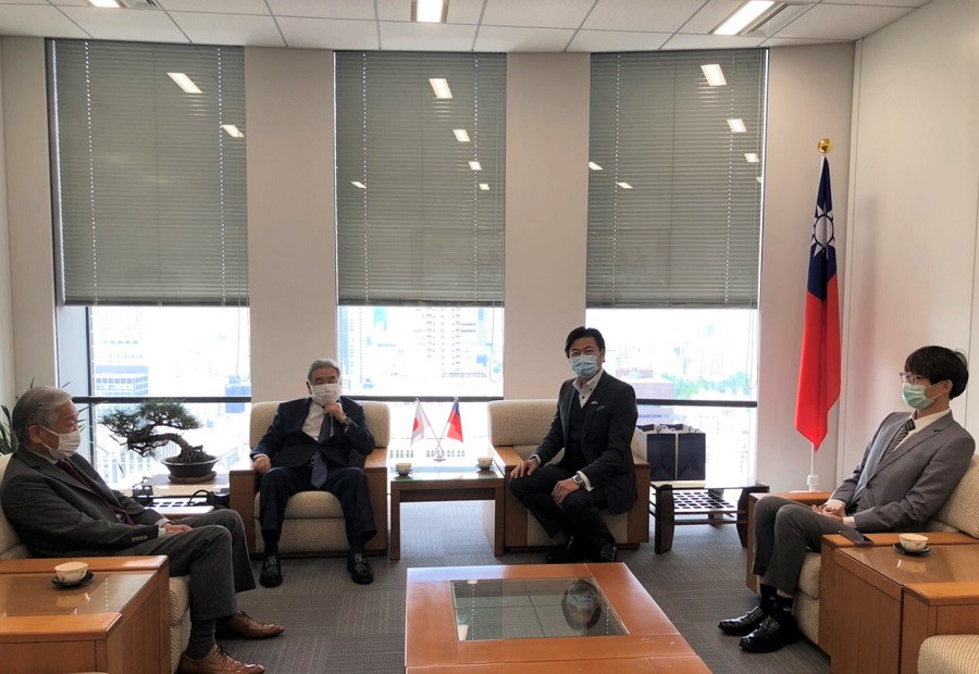 (左至右)貴志陽ㄧ事務長、有田憲一會長、李世丙處長、吳承翰秘書