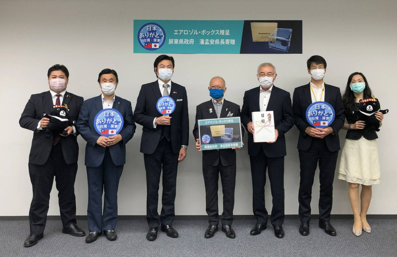 李世丙處長、安達和彦會長、上畠寬弘議員(左3至左1)出席見證捐贈儀式