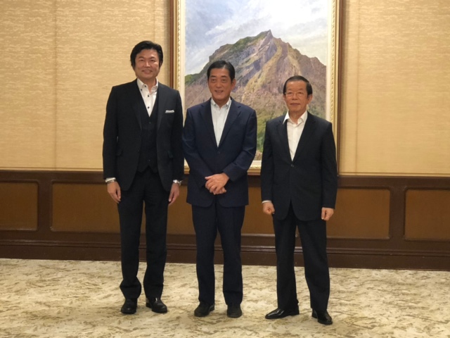 （右至左）謝大使、中村知事、李處長