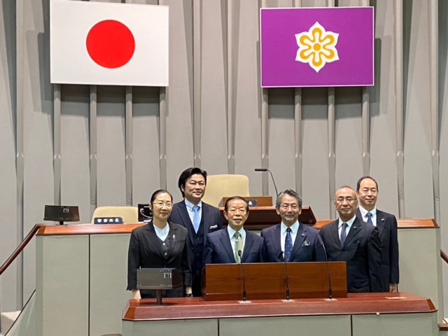 （左至右）鄒參事、李處長、謝大使、菅谷議長、秋田會長、能勢副會長