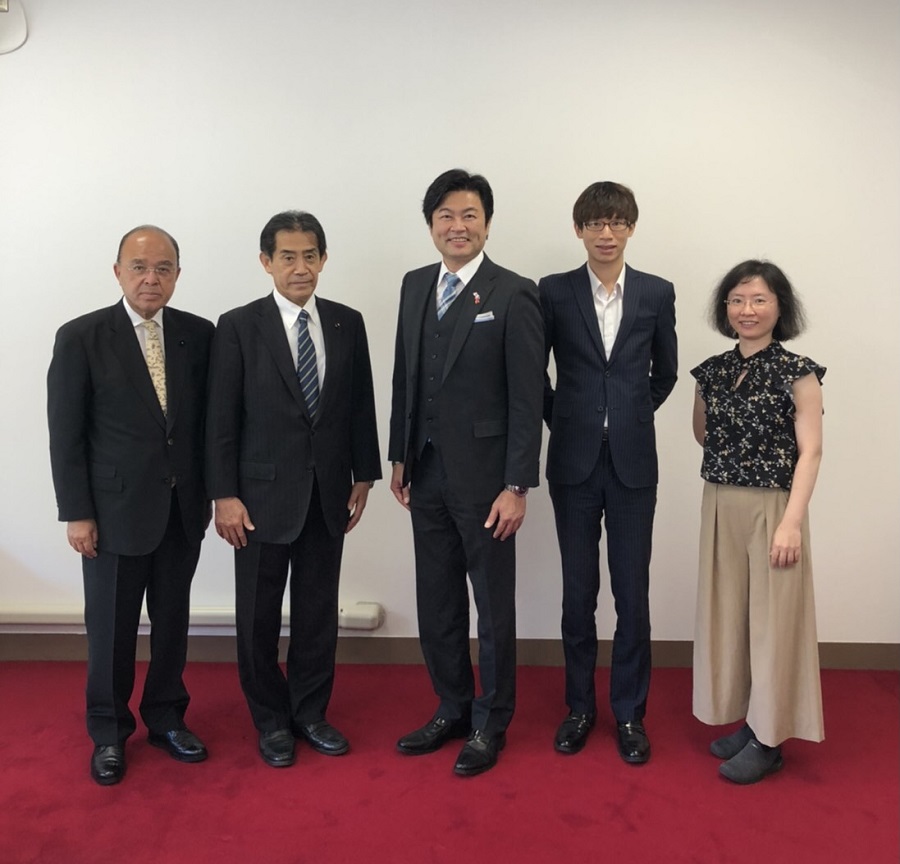 （左至右）千田議員、逢澤眾議員、李處長、吳秘書、李秘書