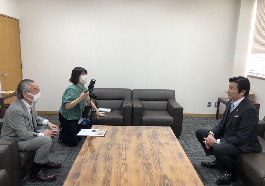 李處長（右）拜會吉岡社長（左）情形