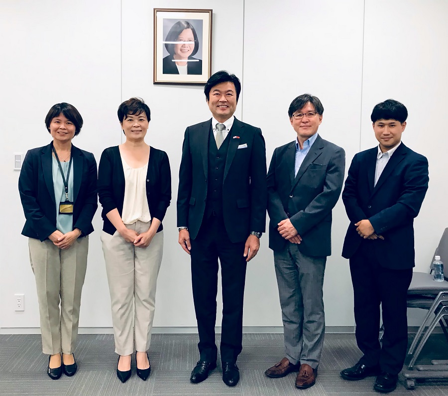 菊地和朗理事長代理(右2)偕谷洋平係長輔佐(右1)，與楊惠媛副理事長(左2)，跟李世丙處長(中間)、林育柔教育秘書(左1)合影