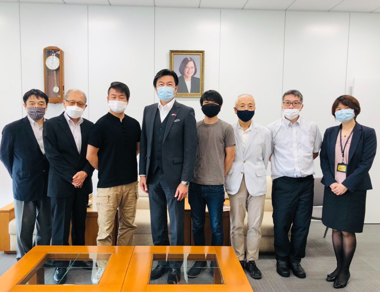 小松孝英導演(左3)、「思考台日關係會」代表江上靖夫(左2)等一行，與李世丙處長(左4)、林育柔教育秘書(右1)合影