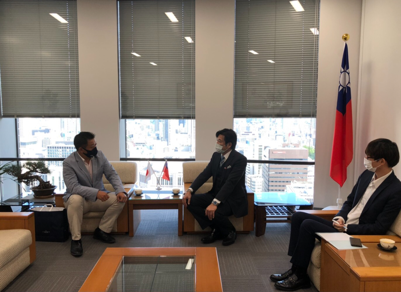 本畑議員（左）與李處長（右）座談