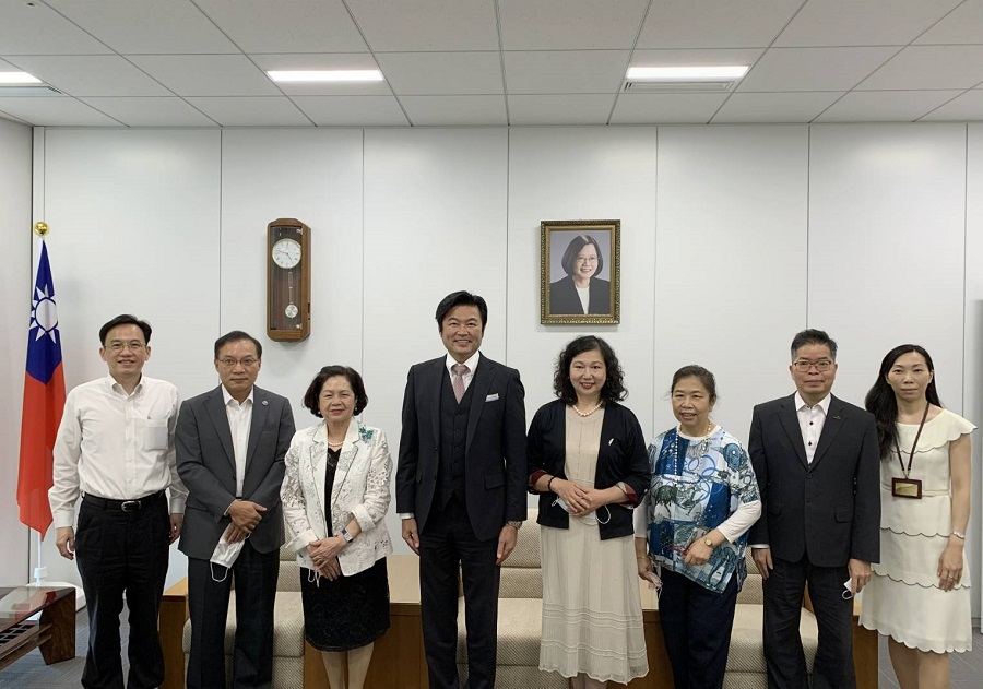 日總俞秀霞總會長(左3)率秘書處幹部於會前拜會李世丙處長(左4)及張永賢副處長(左2)