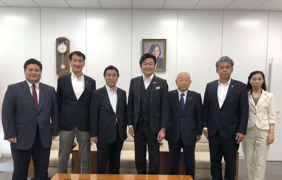 （左至右）上畠事務局長、岸田議員、安達會長、李處長、大石會長、千住議員、楊秘書