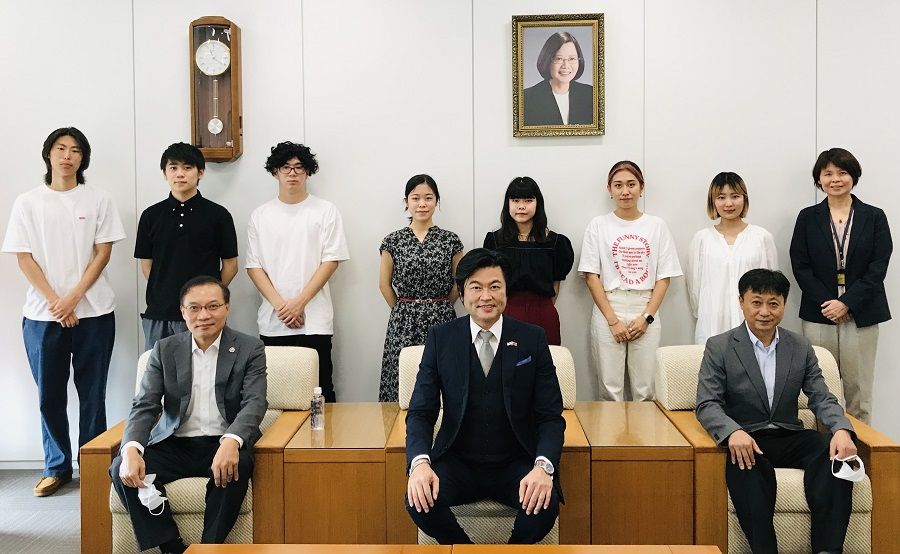 李世丙處長(前排中)偕張永賢副處長(前排左)、林育柔教育秘書(後排右1)，與谷井隆夫理事長(前排右)及日本學生合影