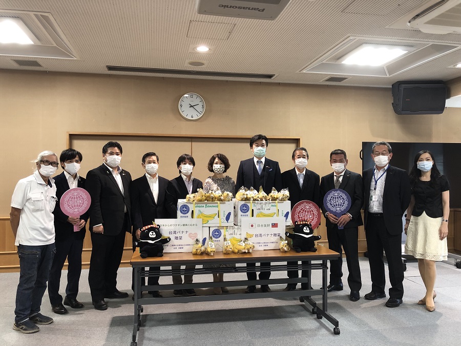 由左至右：川村設施長、外海議員、上畠議員、中島會長、副島設施長、洪會長、李處長、白川副會長、北島副會長、植松區長、楊秘書