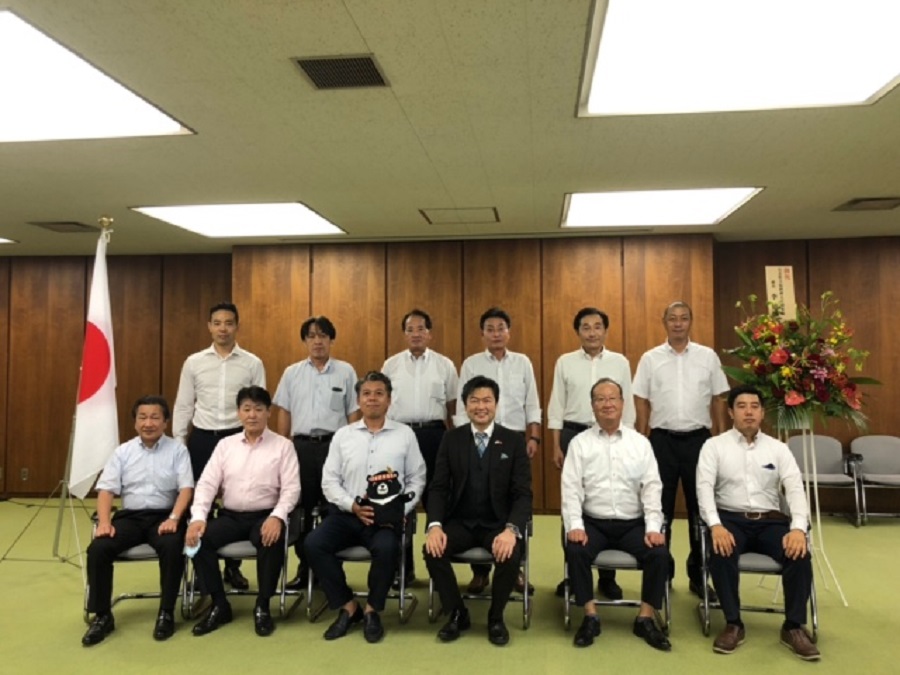 李處長（前排右三）與千住會長、榎本議長及議員聯盟幹部