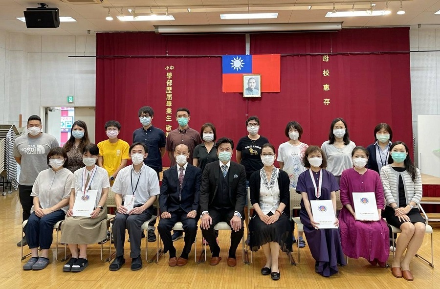 李世丙處長(第一排左5)、連茂雄理事長(第一排左4)、楊慧萍秘書(第一排右1)與大阪中華學校師長合影