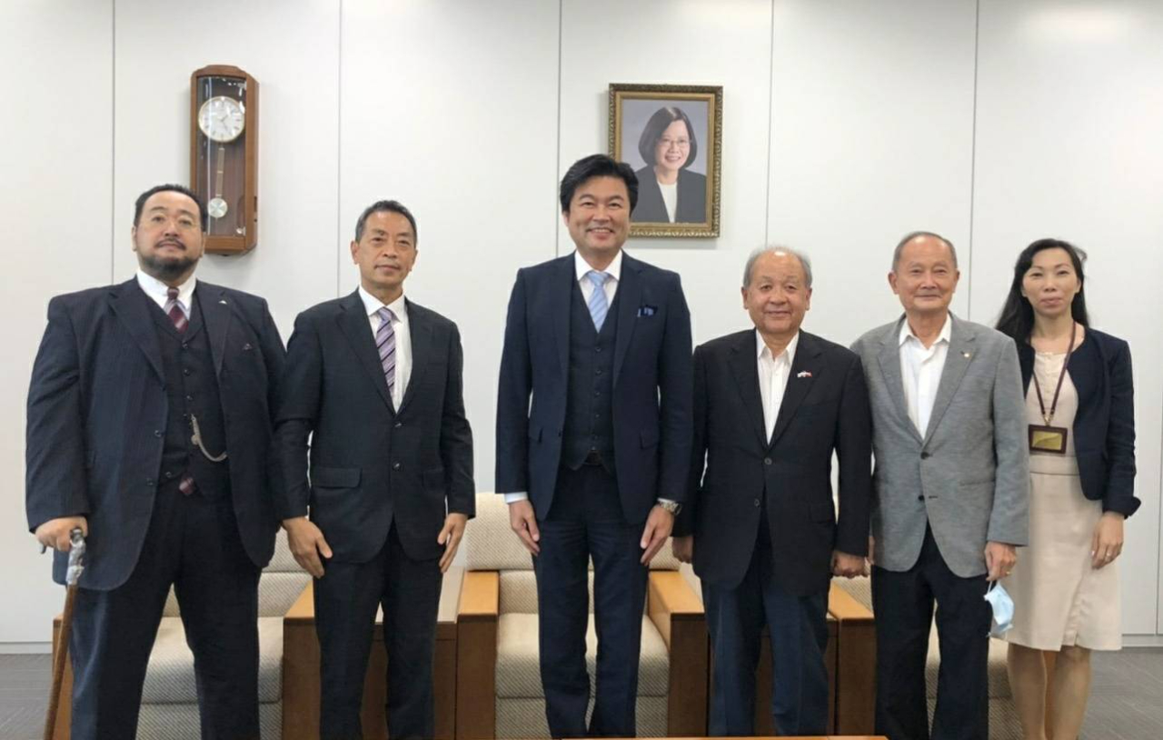 圖說：由左至右：吉村先生、張僑務委員、李處長、洪里名譽會長、蔡副會長、楊僑務秘書