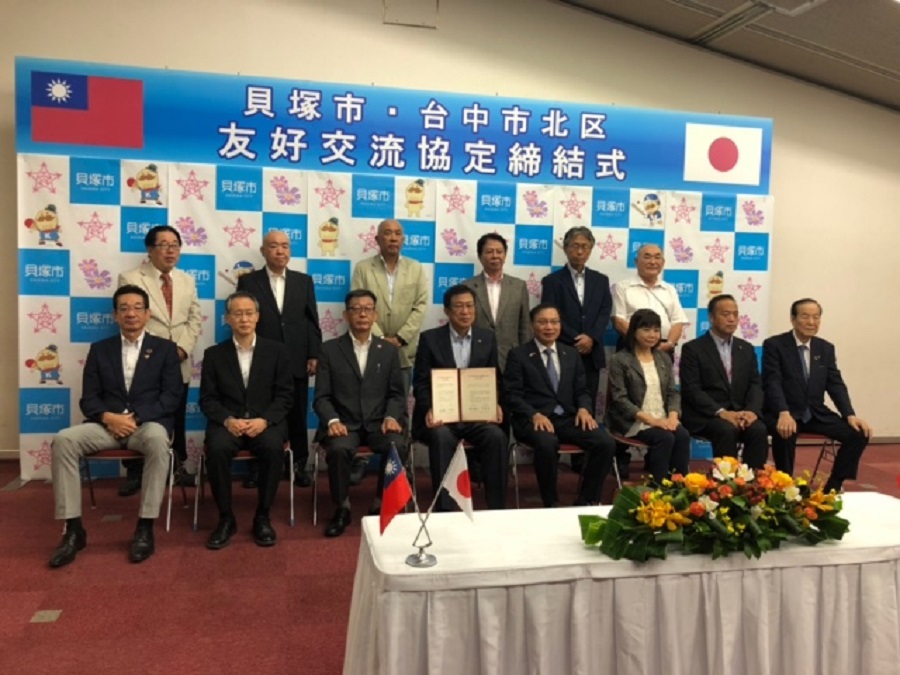 張副處長（前排右四）與藤原市長（前排左四）、谷口議長（前排右三）及貝塚市接待城市推動本部幹部等人