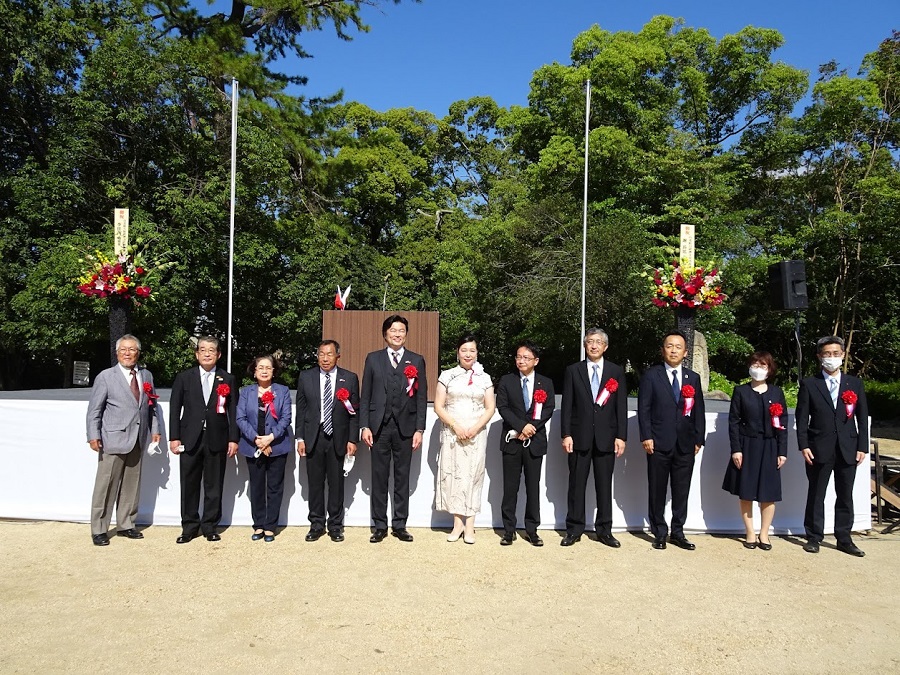 李世丙處長(左5)與大野敬太郎眾議員(右5)、上島彩會長(右6)、郭重信會長(左4)、俞秀霞總會長(左3)及四國各縣市政要代表合影