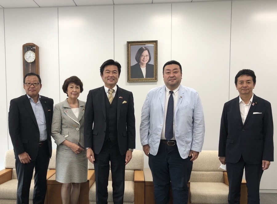 （左至右）西﨑議員、辻會長、李處長、太田議員、竹下議員