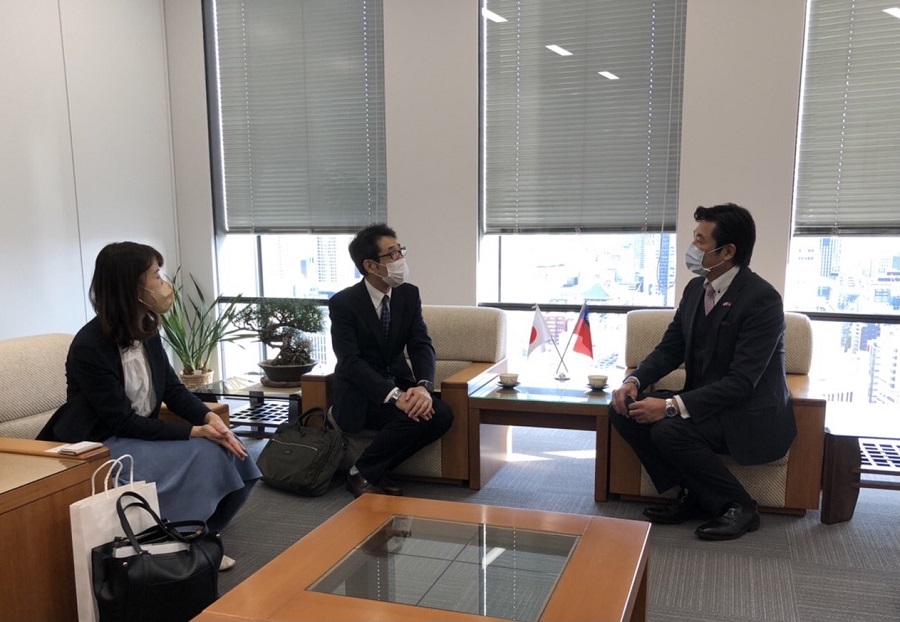 （左至右）桂主事、槙埜所長、李處長