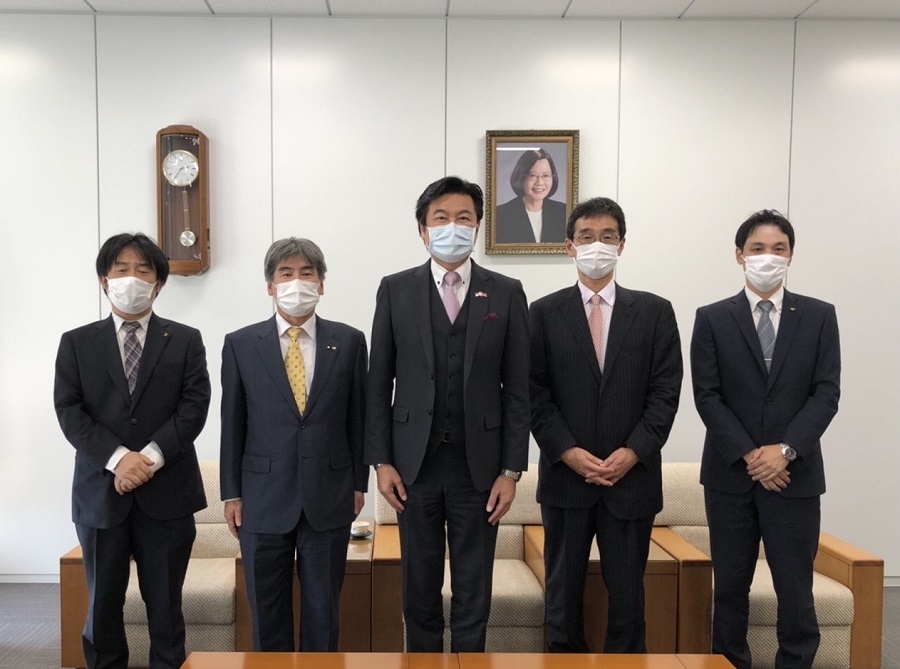 (左至右)三谷係長、岩本所長、李處長、北川課長、鈴木主任