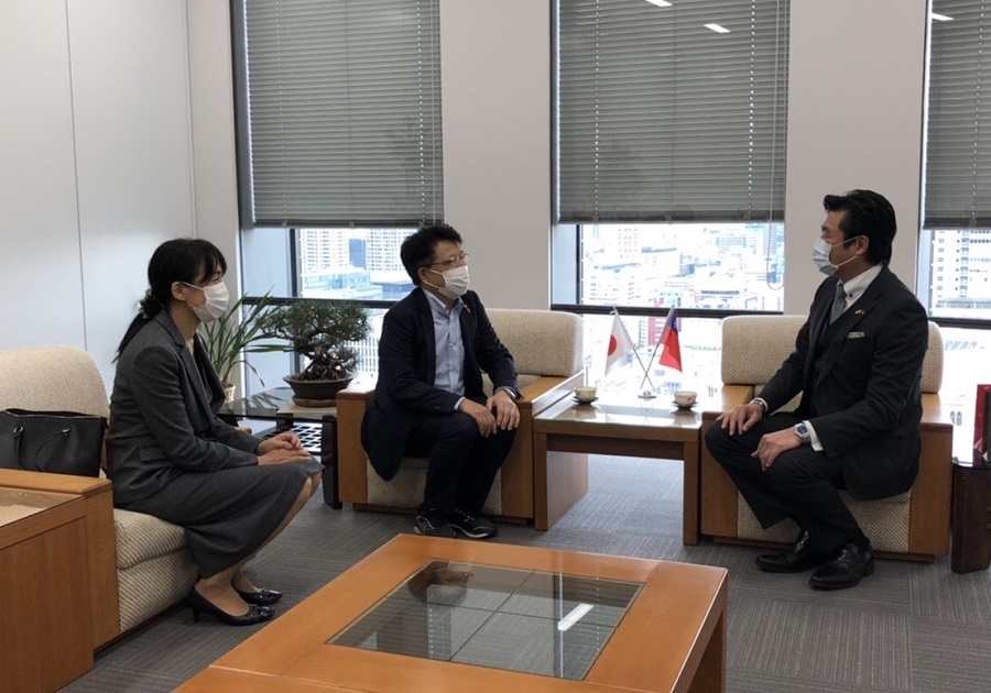 (左至右)山岡次長、鶴村所長、李處長