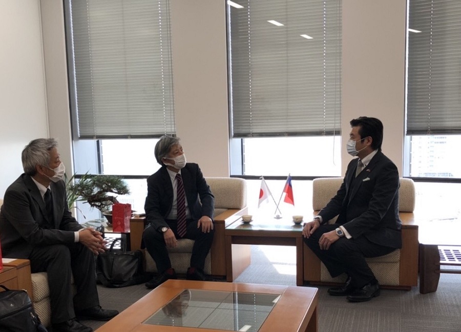 (左至右)真鍋秘書室長、內野執行役員、李處長