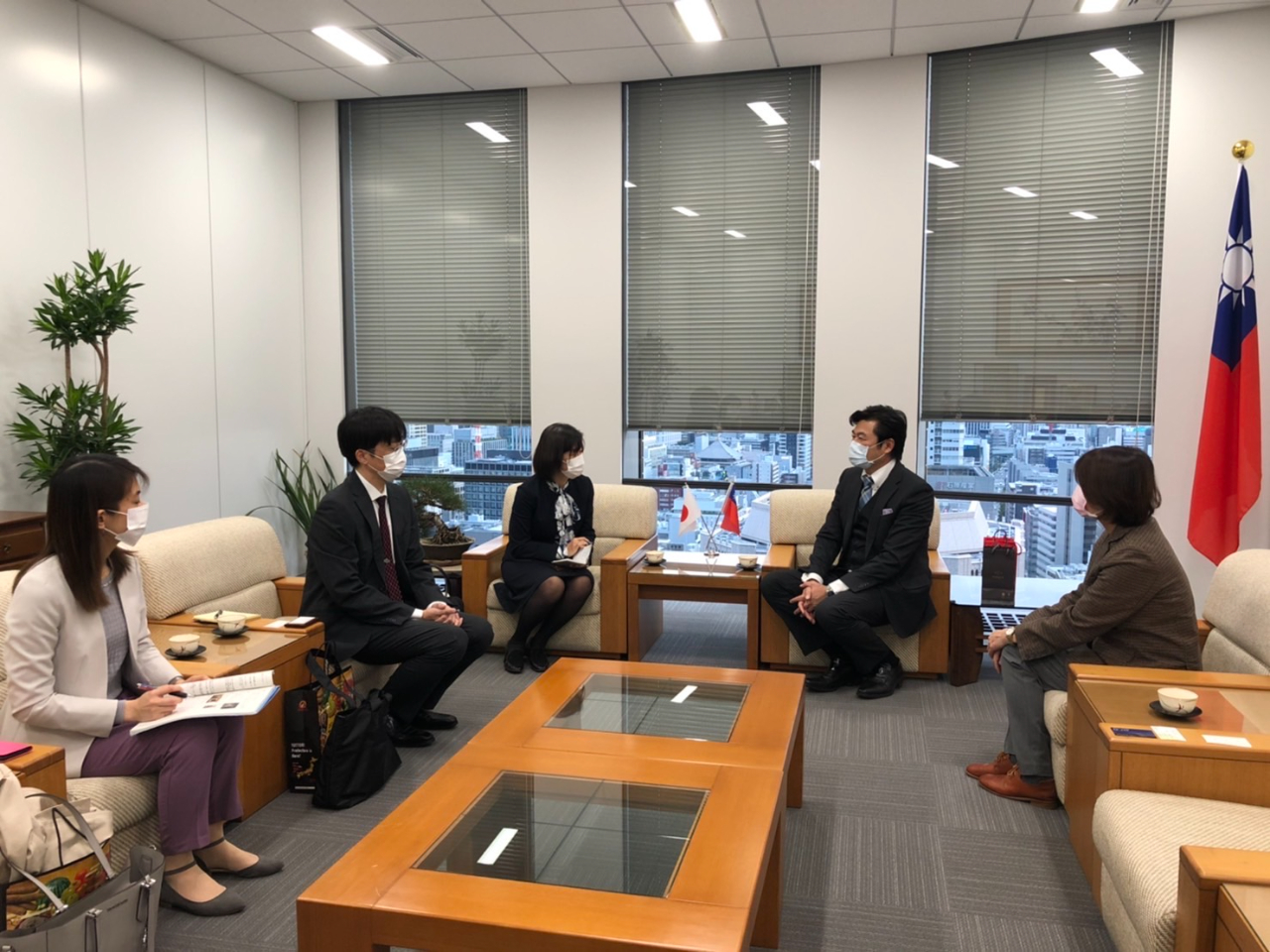 （左至右）橫山係長、盛山主任、中原本部長、李處長、林秘書