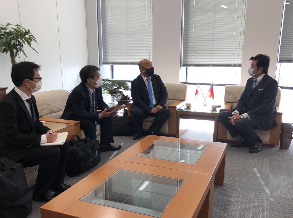 （左至右）橫關次長、臼山室長、土居副主幹、李處長