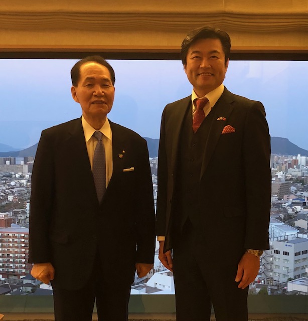 李處長(右)與浜田知事(左)