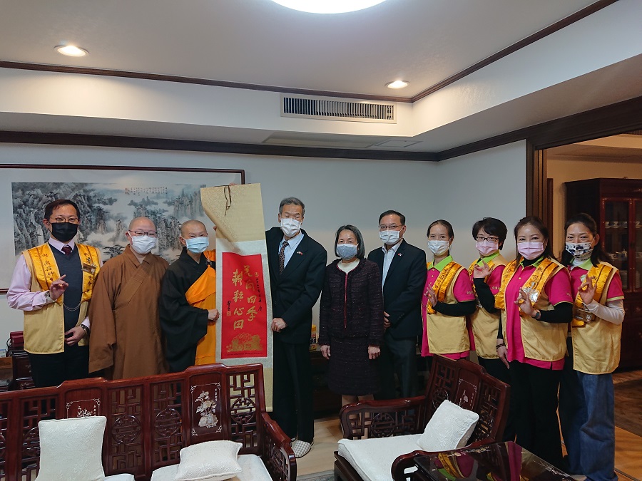 向處長夫婦(左4、5)、妙聖法師(左3)、如泉法師(左2)、松田督導(左1)及張副處長(右5)等人合影