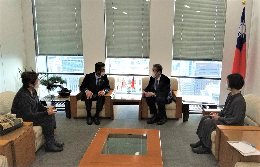 （左至右）岸田事務局長、廣田理事長、向處長、李碧娟秘書