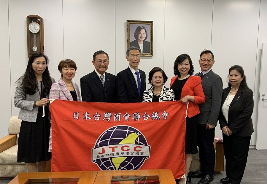 左起：楊慧萍秘書、中西美姬財務長、林清治資深理事、向明德處長、俞秀霞總會長、上島彩秘書長、松田振興諮詢委員、東良華珠副事務局長