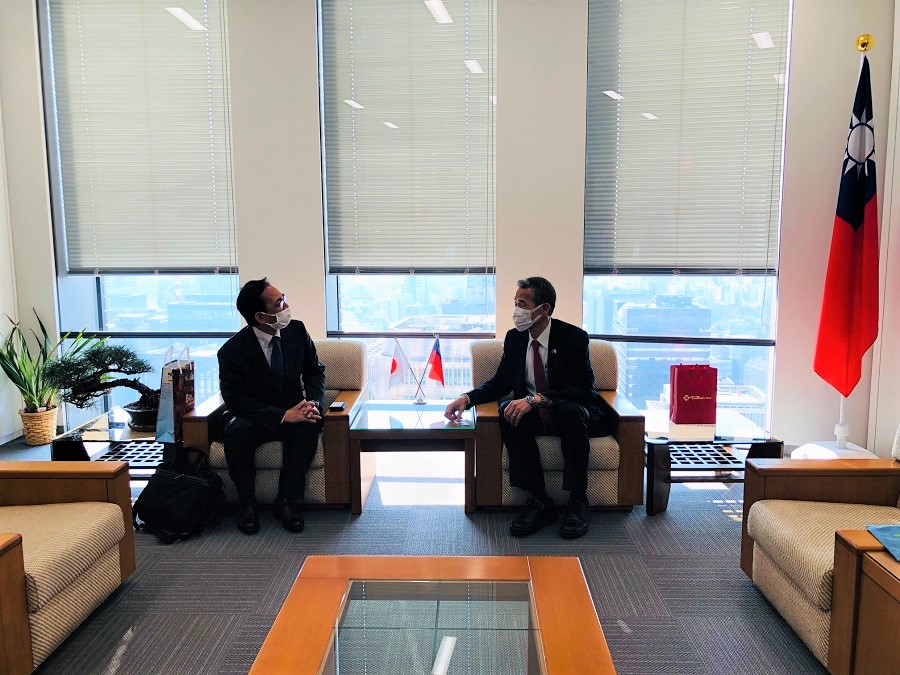 糸數所長（左）與向處長（右）