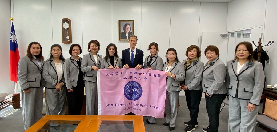 向處長與劉會長(左5)及幹部一行合影