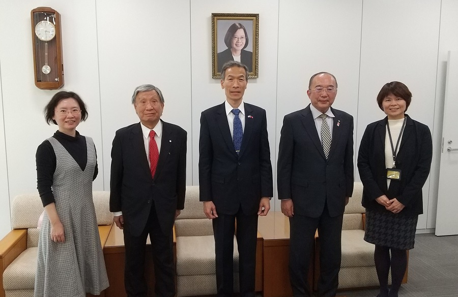 （自左至右）李秘書、川合會長（左二）、向處長（中）、鈴木副會長（右二）、林秘書（右一）