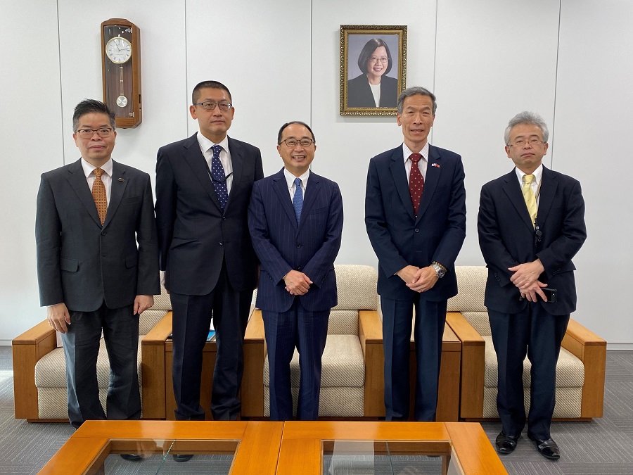 向處長(右二)與稲葉社長(中間)等人合照