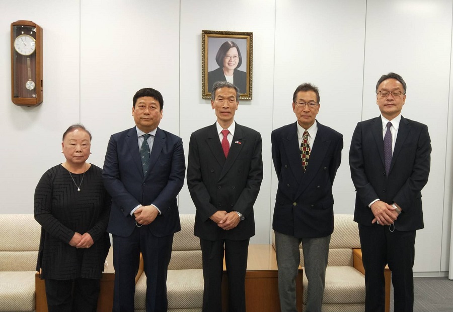由左至右：王副會長、王會長、向處長、張副會長、西川副會長