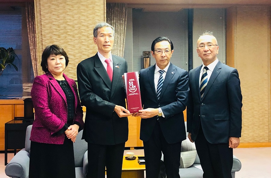 （左至右）宮下幹事長、向處長、西脇知事、秋田會長