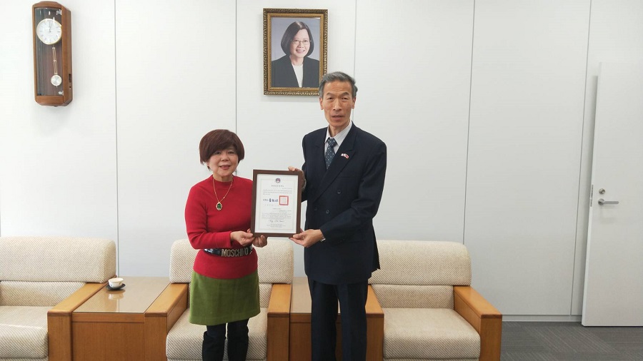 向明德處長代替僑委會頒發給感謝狀予深惠美僑務促進委員