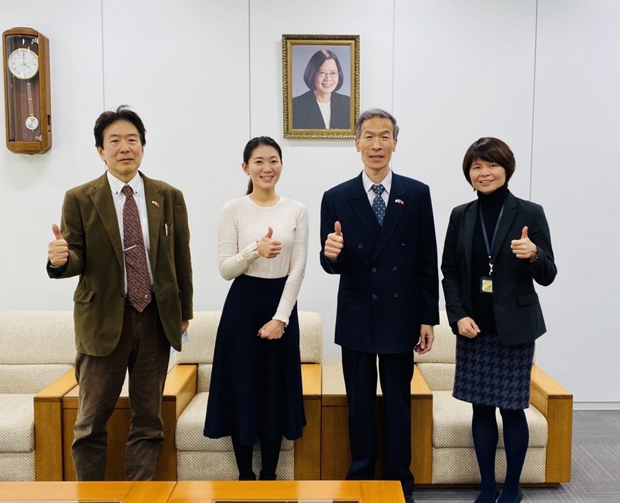 (左至右) 日台文化藝術交流會安田誠宏副會長、蔡欣珊會長、本處向明德處長、林育柔教育秘書
