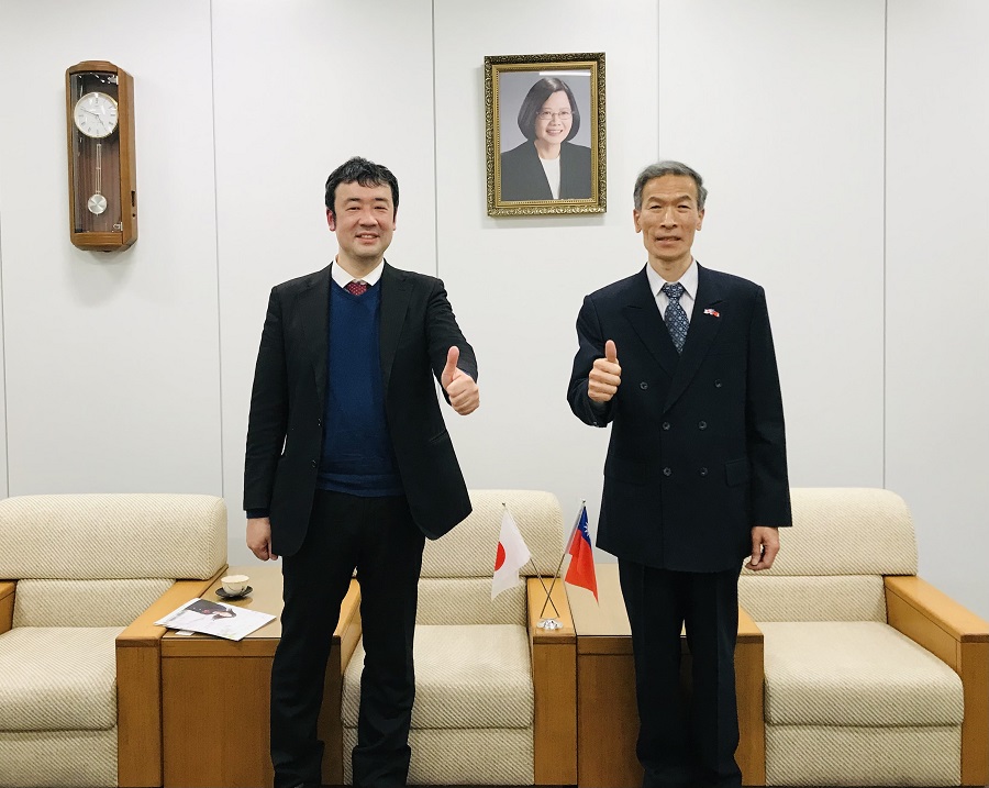 松田和也副校長(左)與本處向明德處長合影