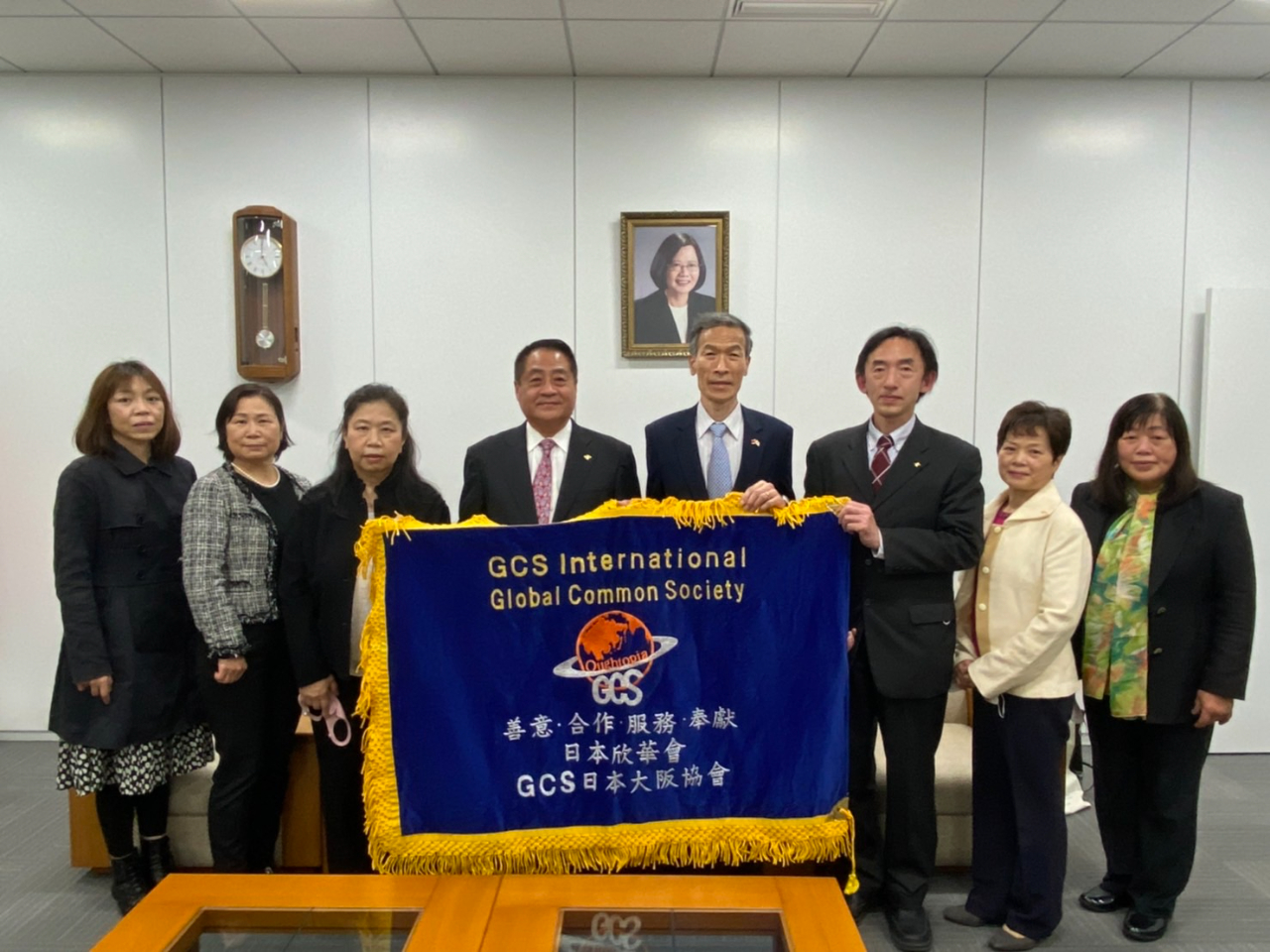 向處長(右4)與李會長(左4)及幹部一行合影