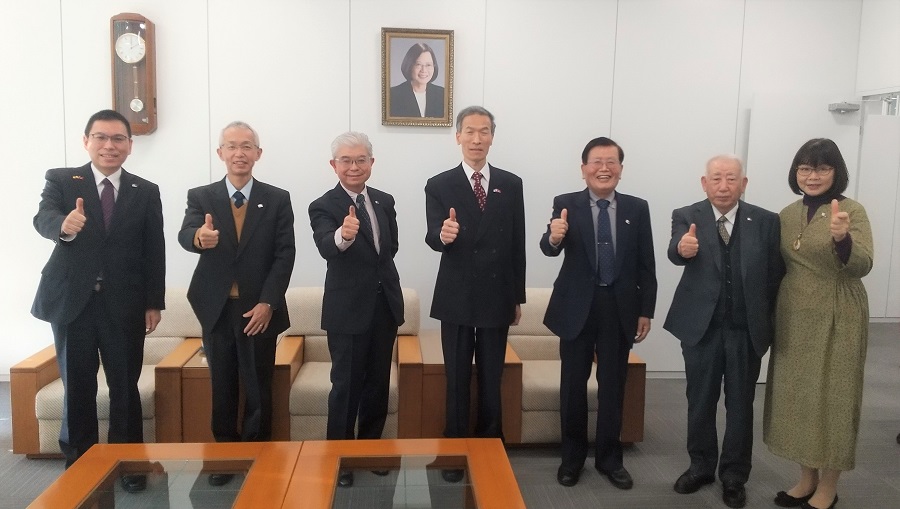 （左起）會員佐久間基及玉置武史、川村哲也會長、向處長、副會長伊藤文夫及伊藤章、部長太田富美子