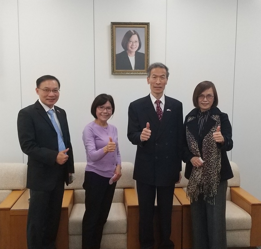 （左起）張副處長、高橋鳳英師姐、向處長、林淑芬師姐