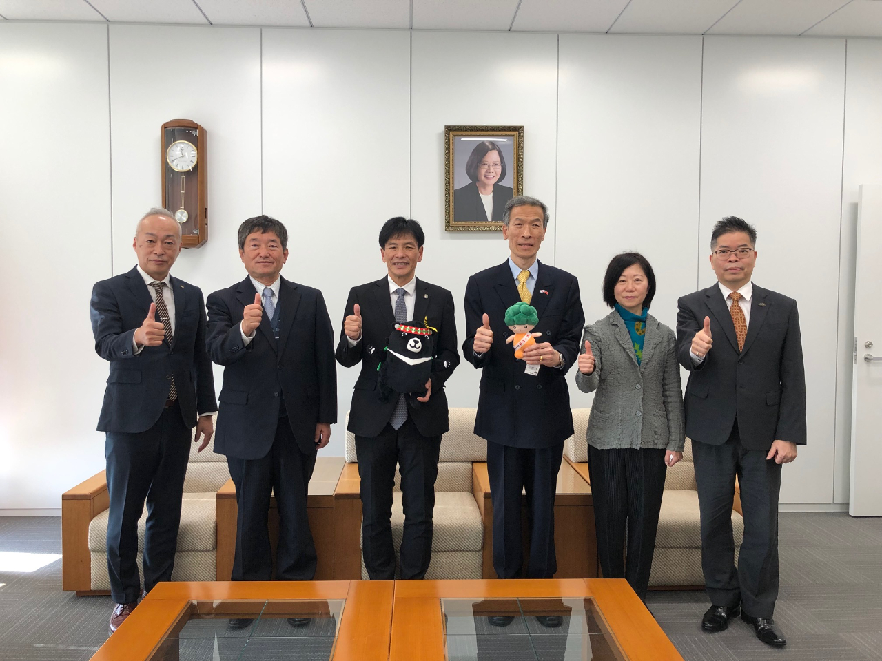 （左至右）山本秘書課長、西尾會長、島田市長、向處長、黃主任、林組長